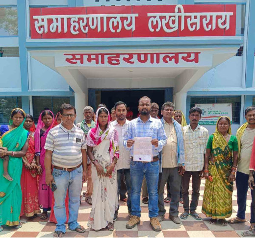 सड़क नहीं तो वोट नहीं नारे के साथ ग्रामीणों ने निकाला विरोध मार्च, डीएम को सौंपा मांग पत्र